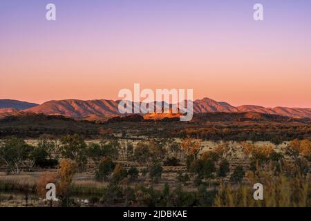 Vue sur les chaînes West Macdonnel depuis le point de vue du Mont Sonder au coucher du soleil Banque D'Images