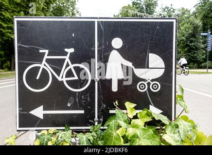 Rue signe femme avec voiture de bébé et piste cyclable - flèche dans un parc à Moscou, Russie Banque D'Images