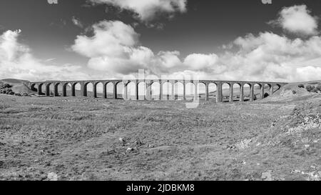 Panorama multi-images du Viaduc de Ribblehead qui enjambe la vallée de Ribble dans le Nord du Yorkshire. Banque D'Images