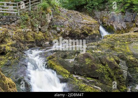 L'eau coule au-dessus des chutes de neige sur le sentier des chutes d'eau d'Ingleton, dans le North Yorkshire. Banque D'Images