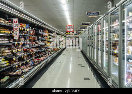 20 juin 2022 : allée d'un supermarché Drakes à Adélaïde en Australie Banque D'Images