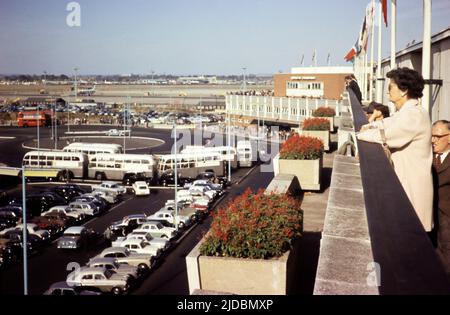 Véhicules devant le Queens Building, aéroport de Heathrow, Londres, Angleterre, Royaume-Uni juillet 1959 vue depuis le toit Banque D'Images