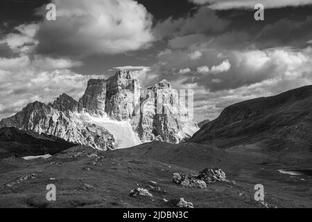 Monte Pelmo et la vallée du Mondeval. Les Dolomites. Alpes italiennes. Europe. Paysage de montagne noir blanc. Banque D'Images