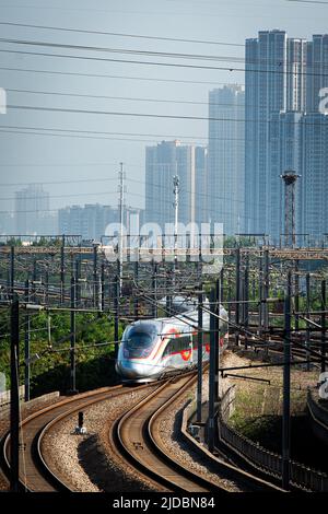 (220620) -- WUHAN, 20 juin 2022 (Xinhua) -- Un train à grande vitesse part de la gare de Wuhan sur la section Beijing-Wuhan du chemin de fer à grande vitesse Beijing-Guangzhou, à Wuhan, dans la province de Hubei, au centre de la Chine, à 20 juin 2022. Un train à grande vitesse reliant Pékin à Wuhan, la capitale de la province de Hubei, en Chine centrale, commence à fonctionner normalement à une vitesse de 350 km/h lundi, a déclaré la China State Railway Group Co., Ltd. Avec une vitesse de train augmentée de 310 km/h à 350 km/h, La capacité de transport globale de la section devrait augmenter de 7 p. 100 et le trajet le plus court entre les deux Banque D'Images