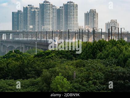 (220620) -- WUHAN, 20 juin 2022 (Xinhua) -- Un train à grande vitesse circule sur la section Beijing-Wuhan du chemin de fer à grande vitesse Beijing-Guangzhou, à Wuhan, dans la province de Hubei, au centre de la Chine, à 20 juin 2022. Un train à grande vitesse reliant Pékin à Wuhan, la capitale de la province de Hubei, en Chine centrale, commence à fonctionner normalement à une vitesse de 350 km/h lundi, a déclaré la China State Railway Group Co., Ltd. Avec une vitesse de train augmentée de 310 km/h à 350 km/h, La capacité de transport globale de la section devrait augmenter de 7 pour cent, et le trajet le plus court entre Beijing et Wuhan a été réduit Banque D'Images