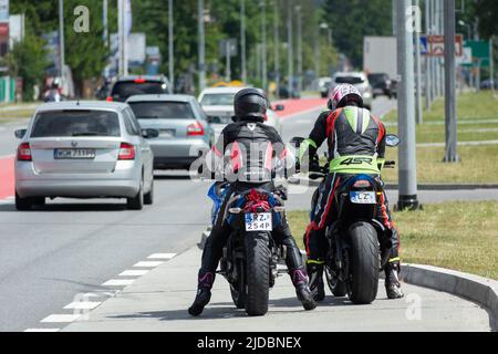 Chelm, Lubelskie, Pologne - 18 juin 2022: Rassemblement de motocyclistes à Chelm à MotoKropla 2022, paire de motocyclistes dans la baie de bus. Banque D'Images