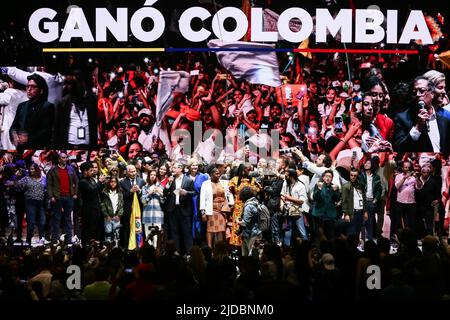 Bogota, Colombie. 19th juin 2022. Gustavo Petro, candidat à la présidence de la coalition de gauche du Pacte historique pour la Colombie, célèbre avec son colistier Francia Marquez après avoir remporté les élections présidentielles colombiennes à Bogota, en Colombie, au 19 juin 2022. Gustavo Petro a été élu président de la Colombie dimanche après avoir battu le candidat indépendant Rodolfo Hernandez au deuxième tour des élections dans une course très serrée, a rapporté le National civil Registry. Credit: Jhon Heaver Paz/Xinhua/Alay Live News Banque D'Images