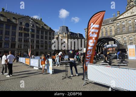 2022-06-20 09:16:29 Amsterdam - Riders for Refugees a eu lieu pour la Journée mondiale des réfugiés sur la place Dam à Amsterdam. Sur 25 vélos d'exercice sont des participants de vélo. Avec la campagne, ils veulent recueillir autant d'argent que possible pour des projets sportifs dans les camps de réfugiés. ANP / Hollandse Hoogte / GinoPress pays-bas sortie - belgique sortie Banque D'Images