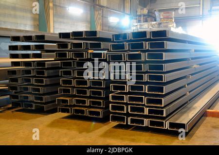 Entreposage dans l'atelier à l'usine de pièces brutes d'un canal métallique. Industrie. Banque D'Images