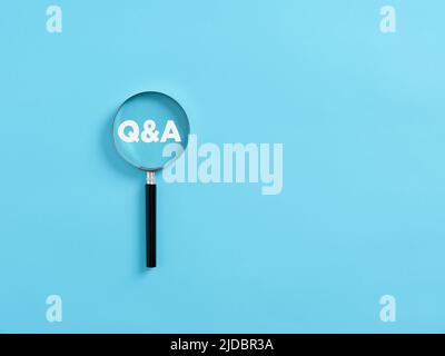 Loupe sur l'acronyme questions et réponses Q&A. Concept de FAQ sur les informations commerciales. Banque D'Images