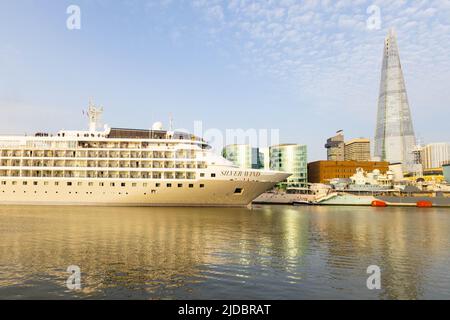 USAGE ÉDITORIAL SEUL le bateau de croisière Silver Wind, qui fait partie de la flotte de Silversea Cruises, passe le Shard sur son trajet vers le bas de la Tamise pour marquer le retour au service de toute sa flotte de 10 navires après la pandémie de Covid-19. Date de la photo: Samedi 18 juin 2022. Banque D'Images