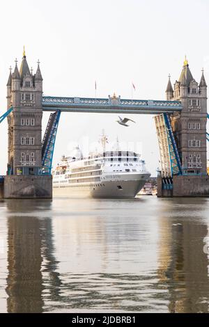 USAGE ÉDITORIAL SEUL le bateau de croisière Silver Wind, qui fait partie de la flotte de Silversea Cruises, passe le Tower Bridge sur son trajet vers la Tamise pour marquer le retour en service de toute sa flotte de 10 navires après la pandémie Covid-19. Date de la photo: Samedi 18 juin 2022. Banque D'Images