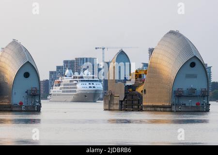 USAGE ÉDITORIAL SEUL le bateau de croisière Silver Wind, qui fait partie de la flotte de Silversea Cruises, passe la barrière de la Tamise lors de son voyage sur la Tamise pour marquer le retour en service de toute sa flotte de 10 navires après la pandémie de Covid-19. Date de la photo: Samedi 18 juin 2022. Banque D'Images