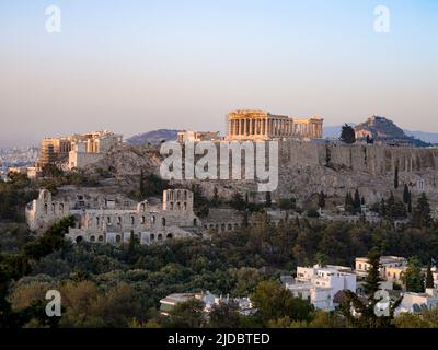 L'Acropole et le Parthénon vus de la colline de Philopapos à Athènes, Grèce pendant le soleil Banque D'Images