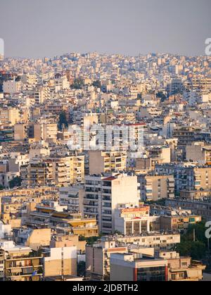Vue sur la ville dense d'Athènes vue depuis la colline de l'Acropole au coucher du soleil (verticale) Banque D'Images