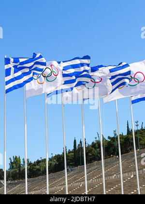 Drapeaux grecs et olympiques volant au stade panathénaïque, Athènes, Grèce Banque D'Images