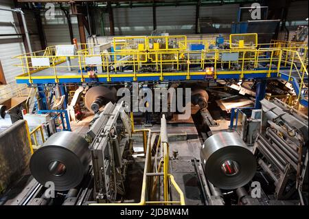 Usine métallurgique en Allemagne, métal laminé à chaud, rouleaux d'acier prêts à être expédiés. Banque D'Images