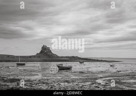 L'île Sainte de Lindisfarne, Northumberland, Royaume-Uni. Vue sur le château de Lindisfarne depuis le port. Banque D'Images