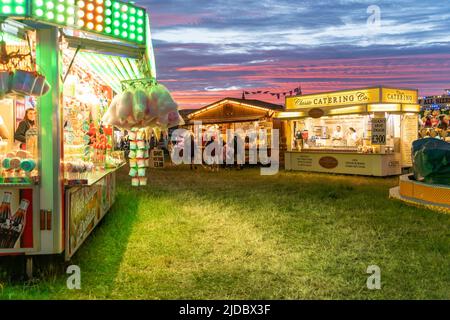 Fourgonnettes de restauration au parc d'expositions. The 140th 'Hoppings' on the Town Moor, Newcastle upon Tyne, Royaume-Uni. Banque D'Images