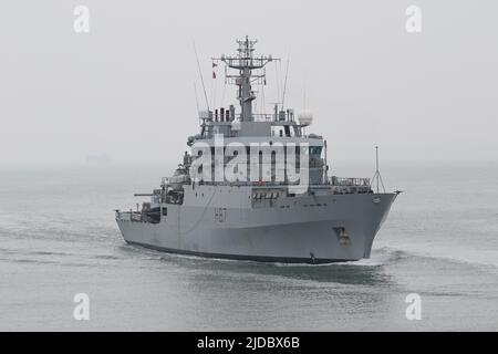 Le navire de surveillance de la Marine royale HMS ECHO arrive à la base navale où il sera mis hors service Banque D'Images