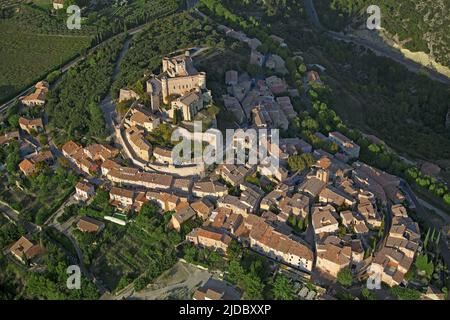 France, Vaucluse le Barroux, village perché des montagnes du Vaucluse, (vue aérienne) Banque D'Images