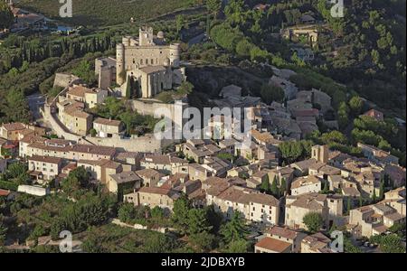 France, Vaucluse le Barroux, village perché des montagnes du Vaucluse, (vue aérienne) Banque D'Images