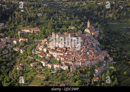 France, Var, Callian est un village perché sur une colline dans l'arrière-pays du Var, pays de Fayence, (photo aérienne) Banque D'Images