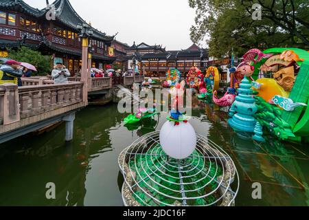 Pluie ou éclat, les touristes se rendent à Yu Yuan, jardin Yu, pour voir le festival Lantern pendant l'année de la souris dans le vieux Shanghai. Banque D'Images