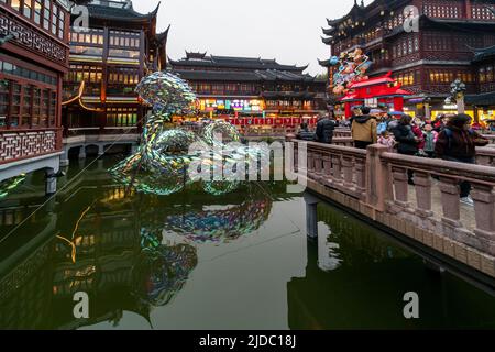 Pluie ou éclat, les touristes se rendent à Yu Yuan, jardin Yu, pour voir le festival Lantern pendant l'année de la souris dans le vieux Shanghai. Banque D'Images