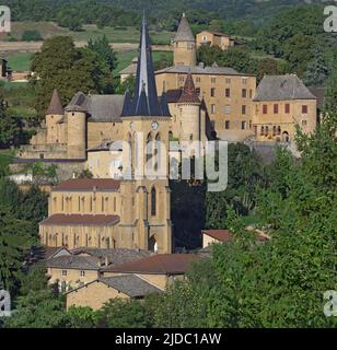 France, Rhône (69) village de Jarnioux dominé par le château de Jarnioux, Monument Historique, Banque D'Images