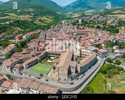 Vue aérienne de Bobbio, une ville sur la rivière Trebbia. Pont. Piacenza, Émilie-Romagne. Détails du complexe urbain, des toits et des clochers. Italie Banque D'Images