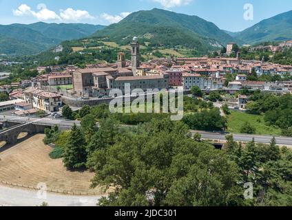 Vue aérienne de Bobbio, une ville sur la rivière Trebbia. Pont. Piacenza, Émilie-Romagne. Détails du complexe urbain, des toits et des clochers. Italie Banque D'Images