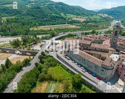 Vue aérienne de Bobbio, une ville sur la rivière Trebbia. Pont. Piacenza, Émilie-Romagne. Détails du complexe urbain, des toits et des clochers. Italie Banque D'Images