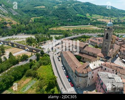 Vue aérienne de Bobbio, une ville sur la rivière Trebbia. Pont. Piacenza, Émilie-Romagne. Détails du complexe urbain, des toits et des clochers. Italie Banque D'Images