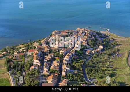 France, Aude, village de Bages près de Narbonne est situé sur le Bages-Sigean (photo aérienne) Banque D'Images