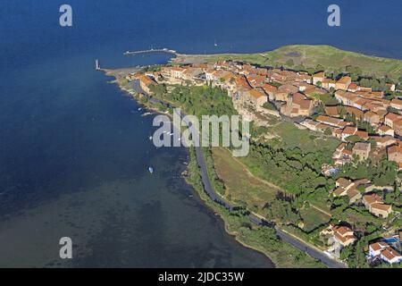 France, Aude, village de Bages près de Narbonne est situé sur le Bages-Sigean (photo aérienne) Banque D'Images