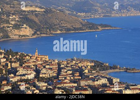 France, Alpes-Maritimes, Menton, ville portuaire ouverte sur la mer Méditerranée, à la frontière de l'Italie (photo aérienne) Banque D'Images