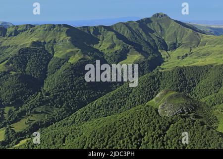 France, Cantal (15) le Puy Mary est un sommet des montagnes du Cantal, reste le plus grand stratovolcan d'Europe. Il culmine à 1783 mètres d'altitude, Grand site national, vue du Griou (photo aérienne) Banque D'Images