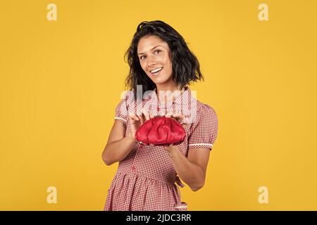 Choisir le meilleur. Femme avec portefeuille d'argent. Quel est le prix. Investir dans vous-même. Femme comptabilité en espèces. Fille rétro besoin bourse. Manque de Banque D'Images