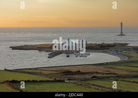 France, Manche Auderville, phare de la Haye et port Goury au coucher du soleil Banque D'Images