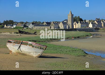France, Manche, Portbail, Port-bail-sur-Mer, Havre à marée basse avec épaves de chalutiers Banque D'Images