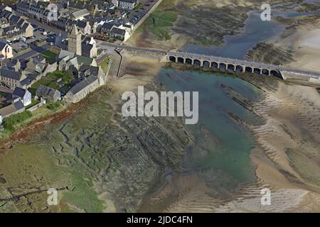 France, Manche Portbail, église notre-Dame et pont de 13 arches, basse mer (vue aérienne) Banque D'Images