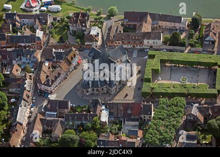 France, Eure, ville des Andelys situé au coeur des boucles de Seine, église Saint-Sauveur de petit-Andely (vue aérienne), Banque D'Images