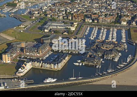 France, Calvados, Deauville stations balnéaires touristiques de la Côte fleurie, port (vue aérienne), Banque D'Images