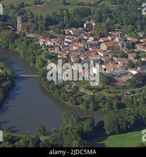 France, Vendée Vouvant village étiqueté « les plus beaux villages de France » (vue aérienne) Banque D'Images