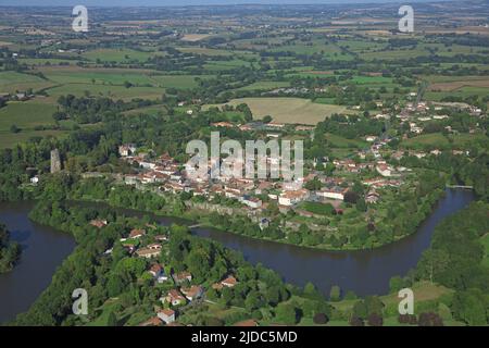 France, Vendée Vouvant village étiqueté « les plus beaux villages de France » (vue aérienne) Banque D'Images