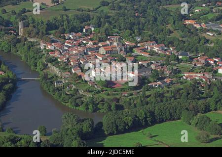 France, Vendée Vouvant village étiqueté « les plus beaux villages de France » (vue aérienne) Banque D'Images