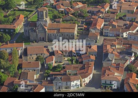 France, Vendée Vouvant village étiqueté « les plus beaux villages de France » (vue aérienne) Banque D'Images