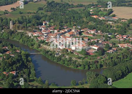 France, Vendée Vouvant village étiqueté « les plus beaux villages de France » (vue aérienne) Banque D'Images