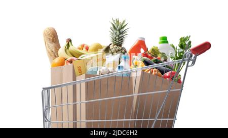 Panier plein de produits d'épicerie frais, concept d'épicerie isolé sur fond blanc Banque D'Images